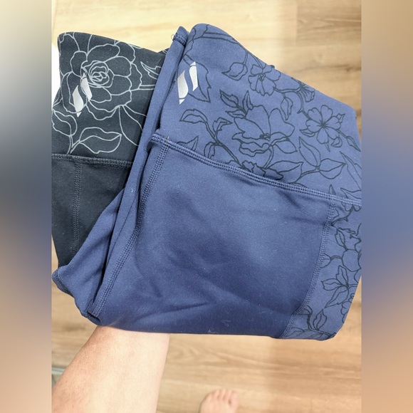 Skechers 2 pair navy & black Leggings w/ subtle floral trim & side pockets. NWOT - Picture 12 of 12